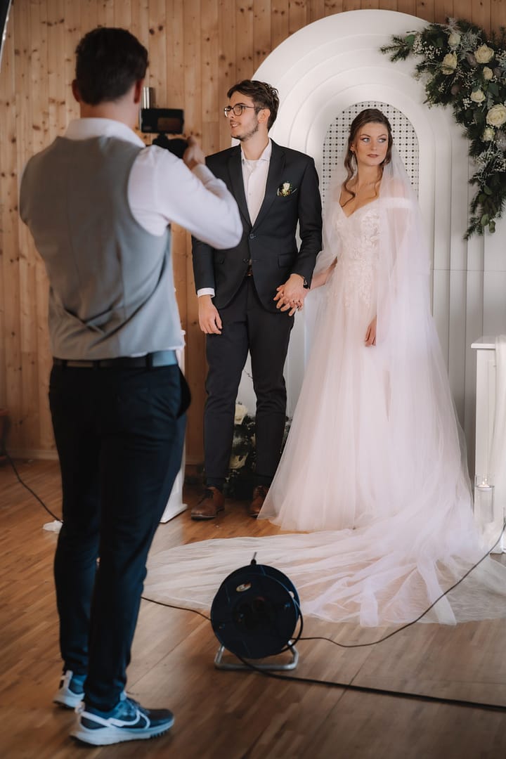 Hochzeitsvideograf filmt Trauung